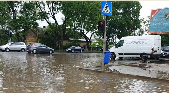 Через негоду в Ужгороді затопило ще одну вулицю (ФОТО)