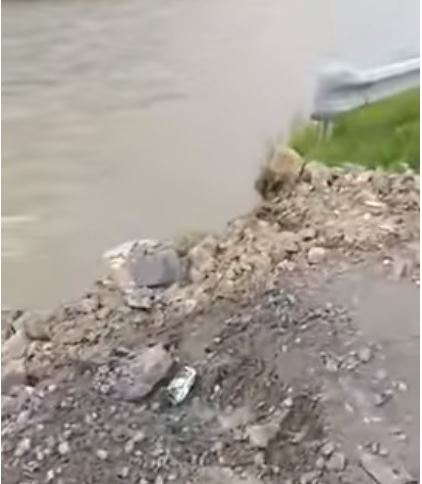На Хустщині велика вода наробила біди - підмито дорогу (ВІДЕО)