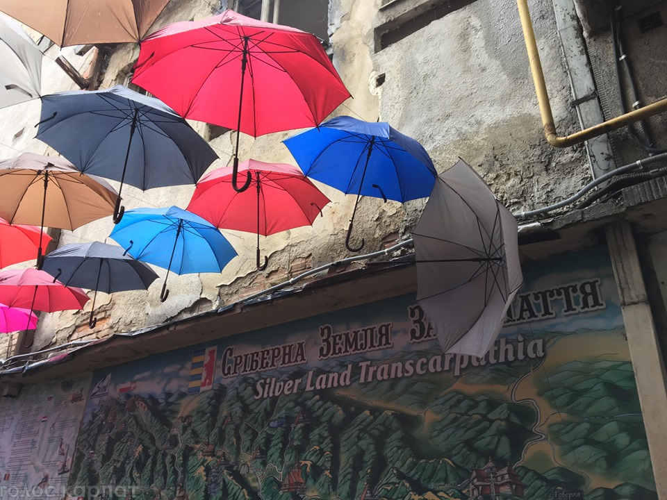 Вандали вкотре зруйнували відому алею парасольок в Ужгороді (ФОТО)