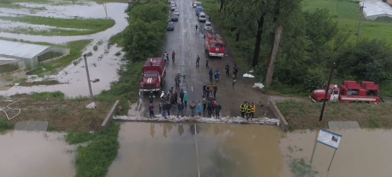 Мукачево-Рогатин: рятувальники продовжують відкачувати воду з підтопленої траси (ВІДЕО)