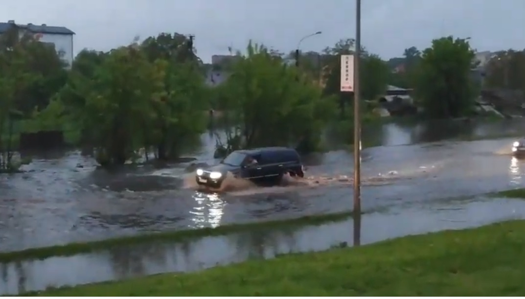 Дороги у воді та фекаліях: у сусідів Закарпаття, через дощ, вулиці перетворились на ріки (фото, відео)