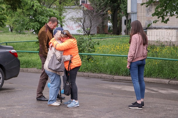 Смертельна НП у Києві: подружжя загинуло, виснажену дворічну дитину – госпіталізували (ФОТО, ВІДЕО)