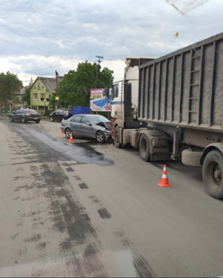 Лобове зіткнення з вантажівкою: на Іршавщині сталася ДТП (фото)