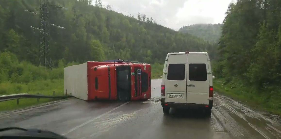 Жахлива аварія на Закарпатті: на гірській дорозі перекинулася фура (ВІДЕО)