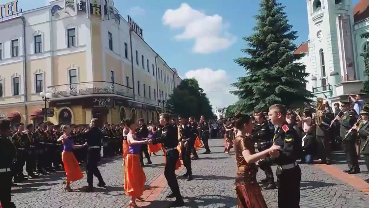 Вальс просто неба танцювали військові ліцеїсти у Мукачеві (ВІДЕО)