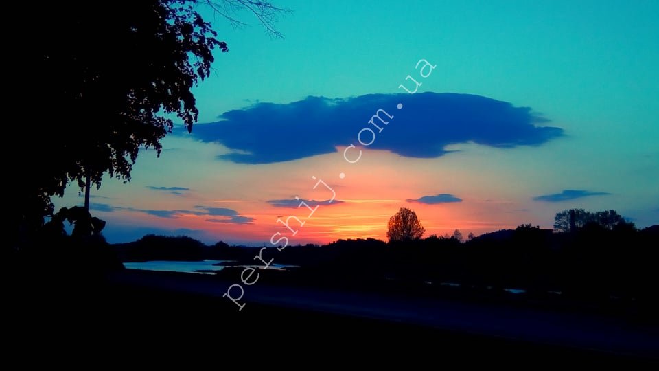 Чарівний рожево-синій захід сонця в Мукачеві (ФОТО)
