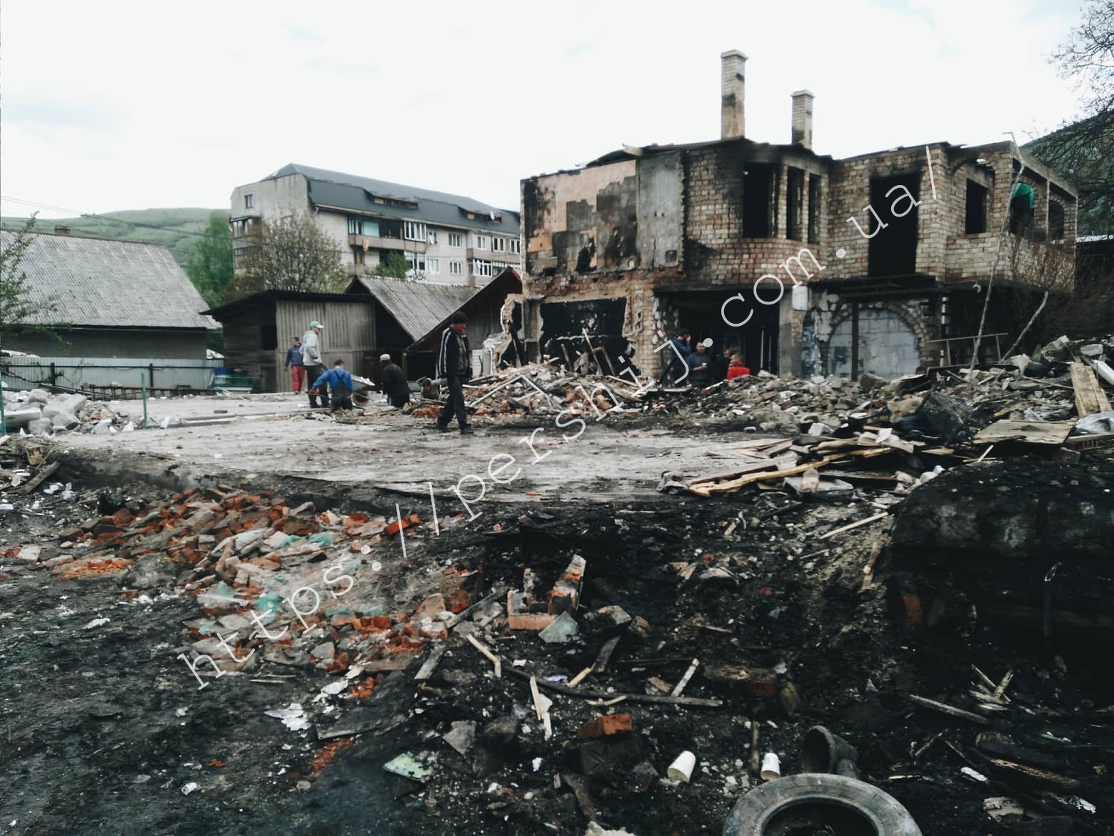Згоріло все: страшна пожежа у Рахові залишила без даху над головою 3 родини (ФОТО, ВІДЕО)