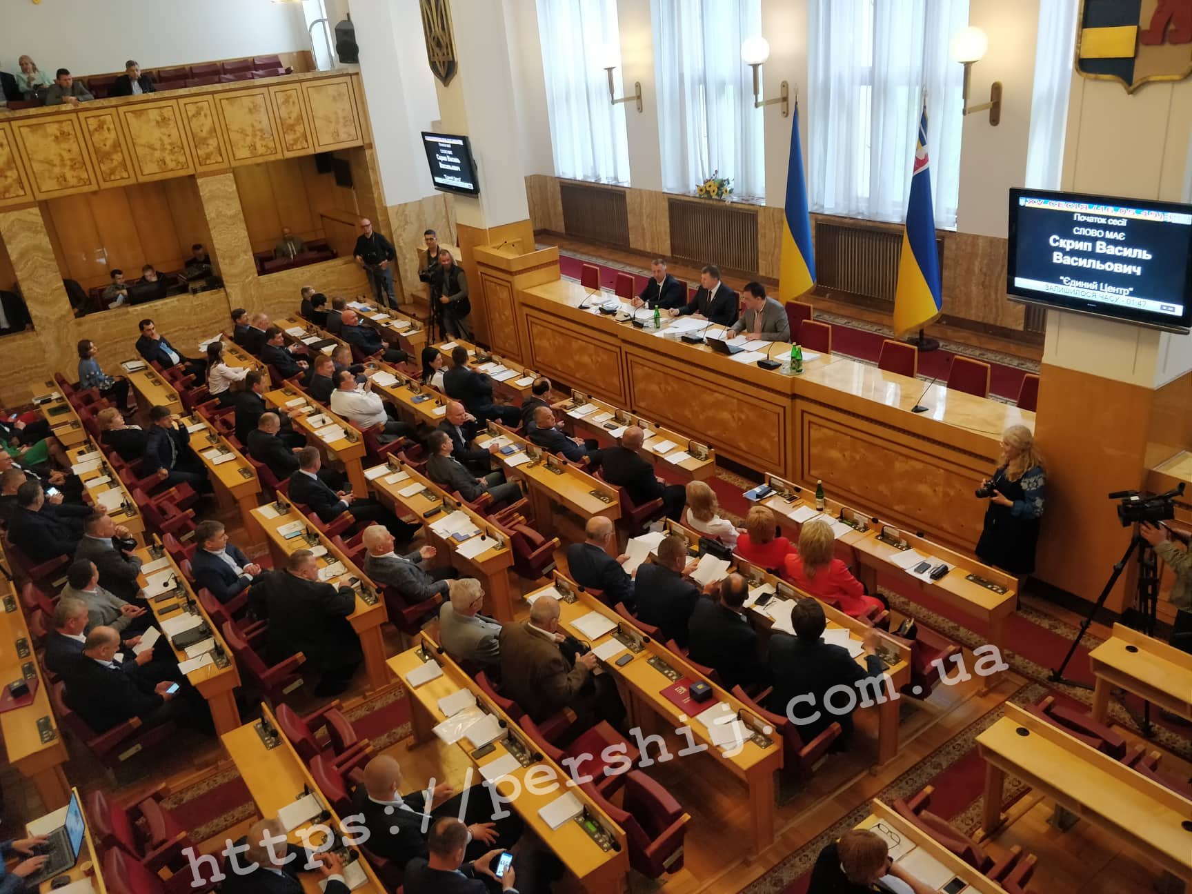 Депутатські запити, екологічні проблеми, авіарейси: в Ужгороді почалась чергова сесія Закарпатської облради (ФОТО)