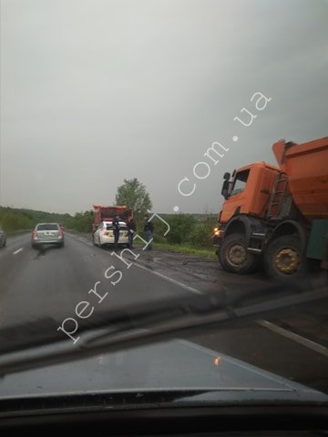 На Закарпатті, поблизу села Глибоке, вантажівка опинилася у кюветі (фото)