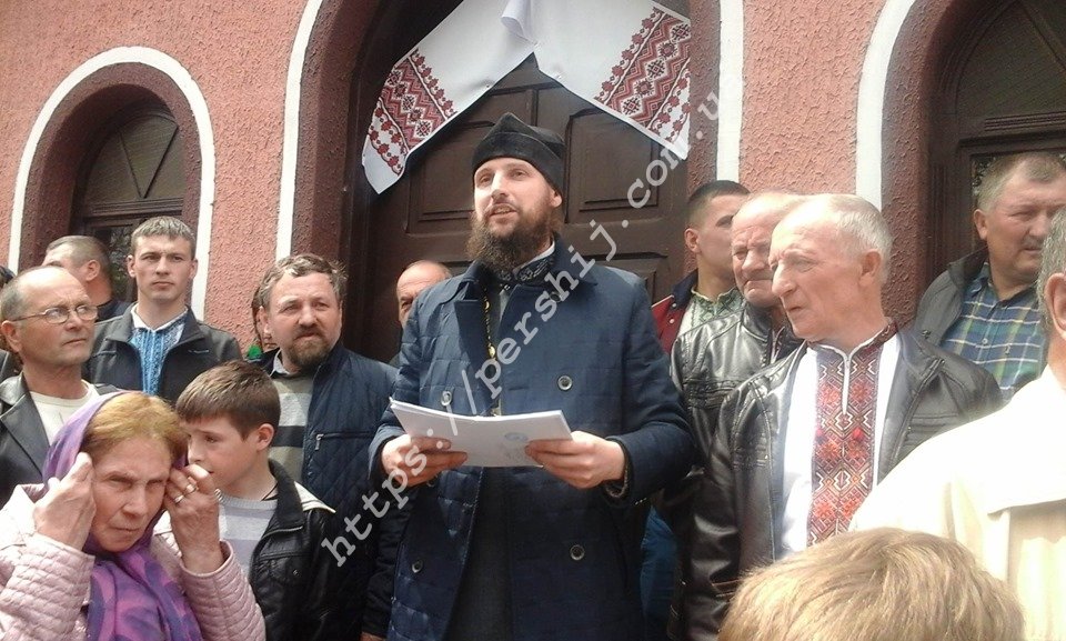Рейдерське захоплення храму УПЦ в Ясінях: сліди ведуть до Києва?