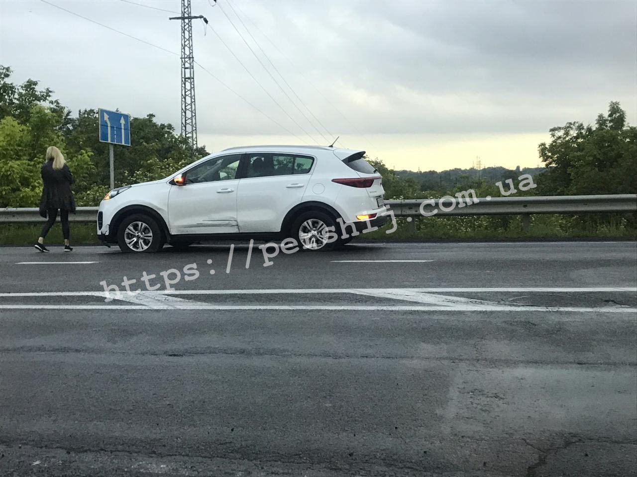 Жахлива ДТП на виїзді з Ужгорода: мотоцикліст опинився під колесами авто (ФОТО)