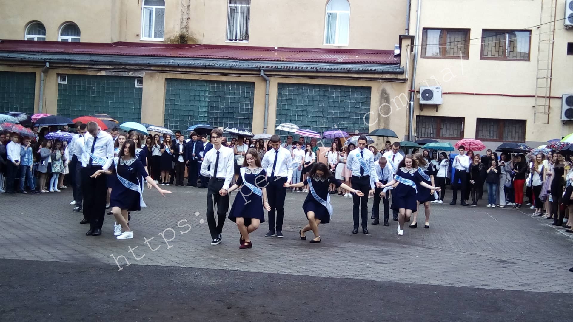 У Мукачеві в школах міста під дощем лунає "останній дзвоник" (ФОТО, ВІДЕО)