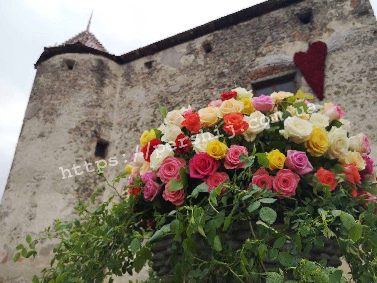 Півсотні флористів та 17 тисяч троянд: квітковий фестиваль у замку «Сент-Міклош» (ФОТО)