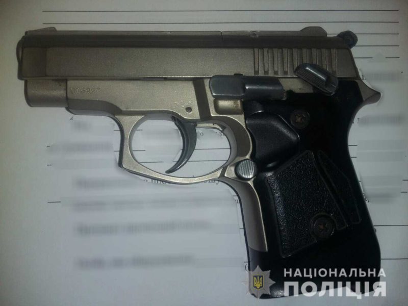 Тримав вдома зброю та інші небезпечні речовини: поліція затримала жителя Рахова (ФОТО)