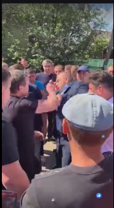 Удар із натовпу: голову Тячівської РДА побили мітингувальники (ВІДЕО)