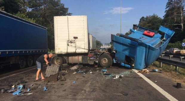 Смертельна ДТП на в'їзді до Києва: один з водіїв загинув на місці (ФОТО)