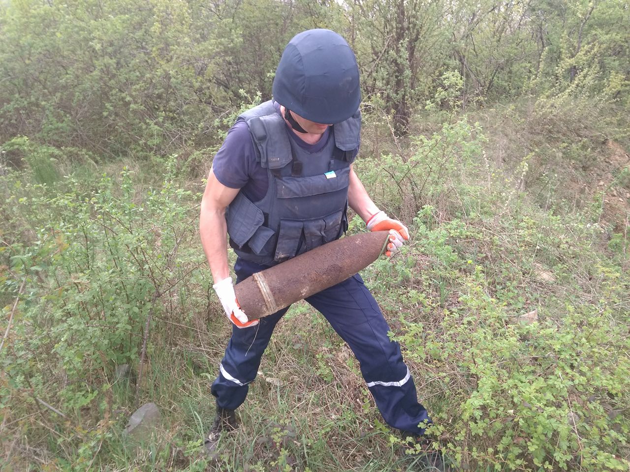 На Виноградівщині знахідка чоловіка у лісі ледь не коштувала йому життя (ФОТО)