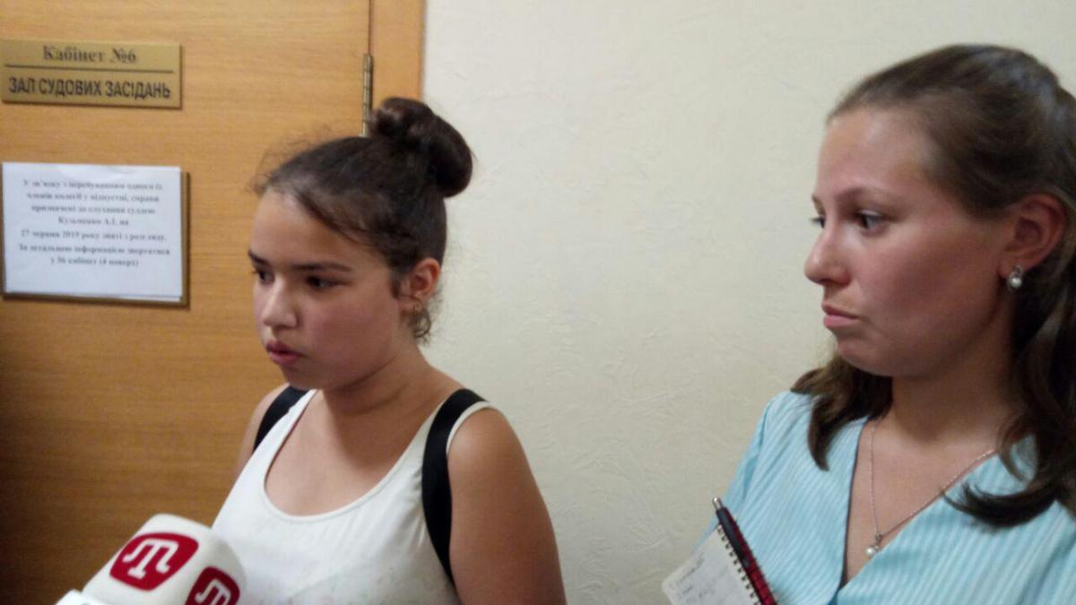 "Це смішно і мені не подобається": школярка подала до суду на український правопис (ФОТО)