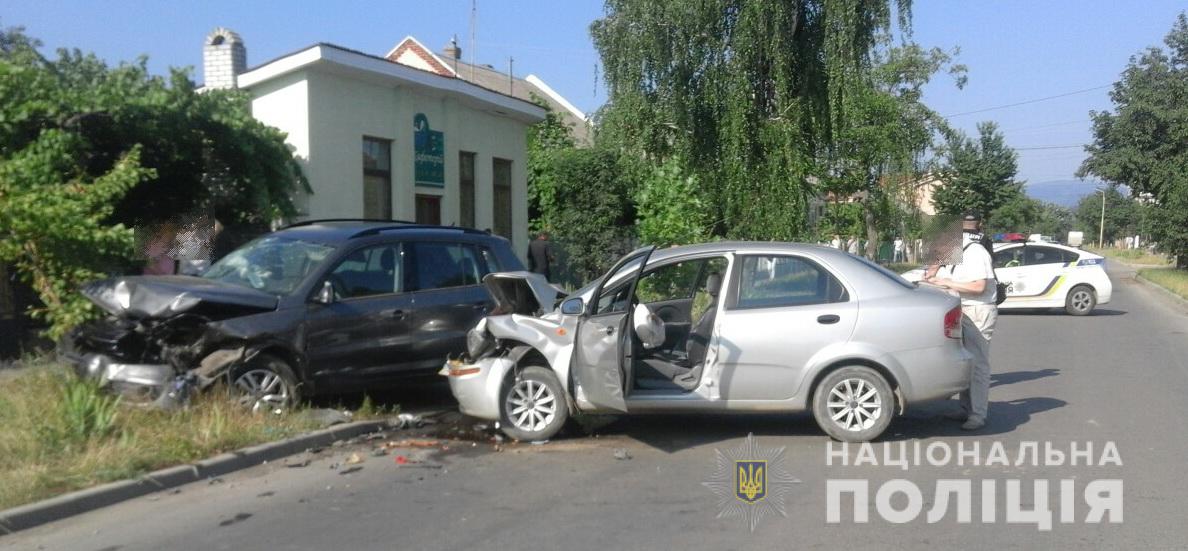 Резонансна автопригода в Ужгороді: за життя одного з водіїв борються лікарі (ФОТО)