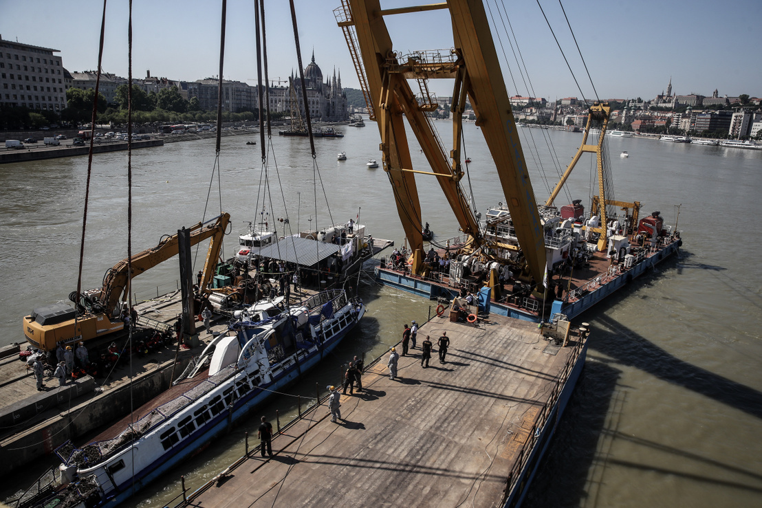 У Будапешті провели операцію з підйому затонулого в Дунаї туристичного катера
