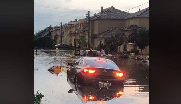 Небачений паводок в сусідній Угорщині: вулиці пішли під воду, затоплено сотні авто (ВІДЕО)