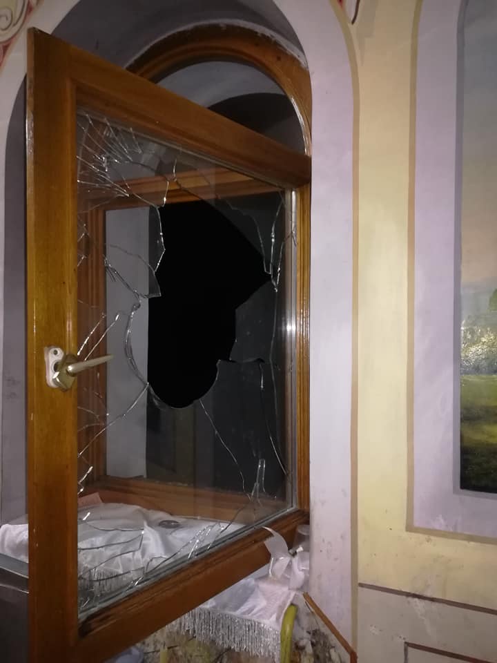 Розбили вікна та викрали пожертви: грабіжники двічі за одну ніч обікрали храм