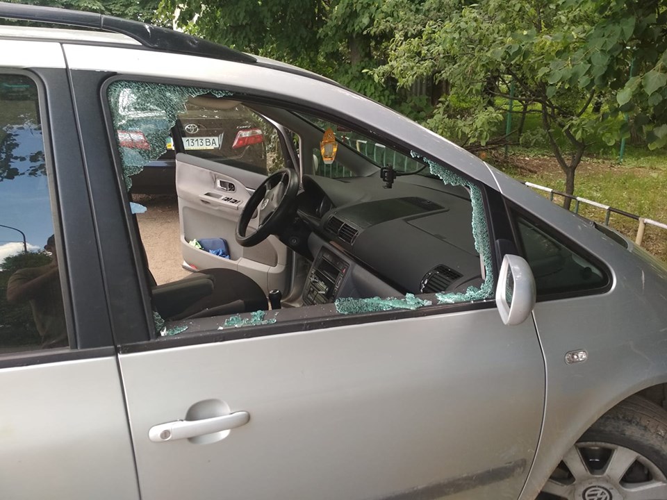 Крадіжка в Ужгороді: розбили вікно авто серед білого дня