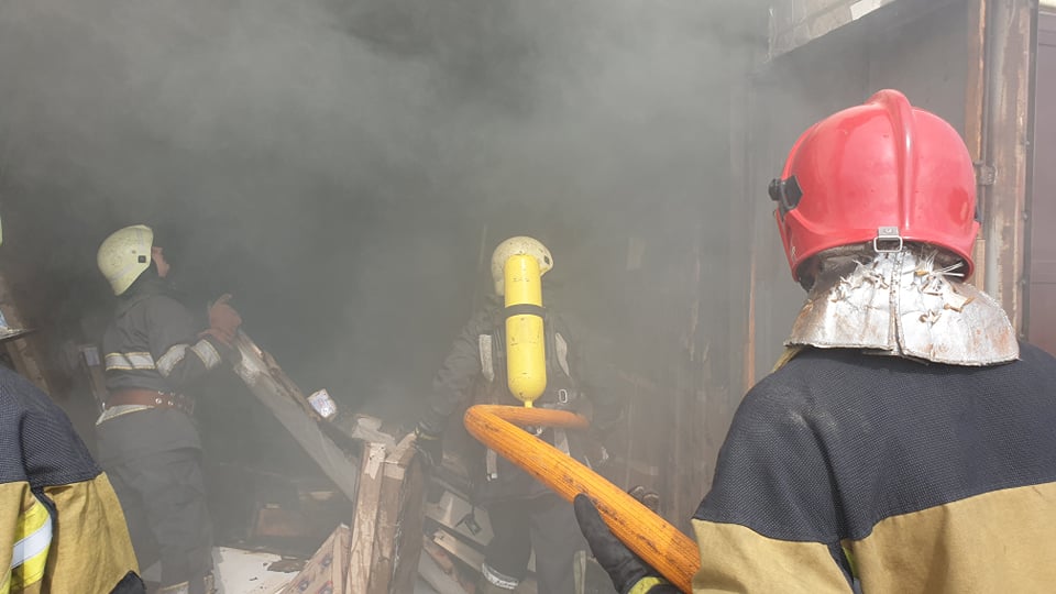 В Ужгороді горів склад одного з магазинів: надзвичайники надали нові подробиці інциденту (ФОТО)