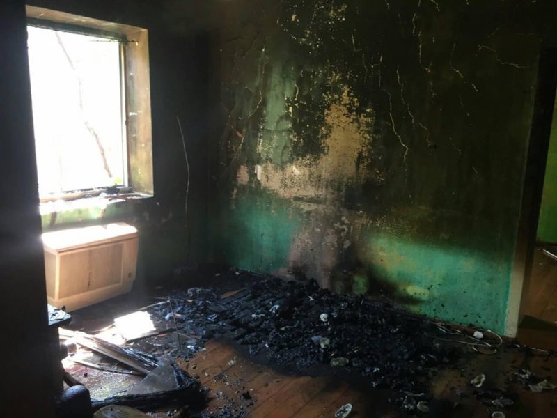 Виявили вже лише бездиханне тіло: на Закарпатті пожежа окрім даху над головою забрала й життя господаря дому (ФОТО)
