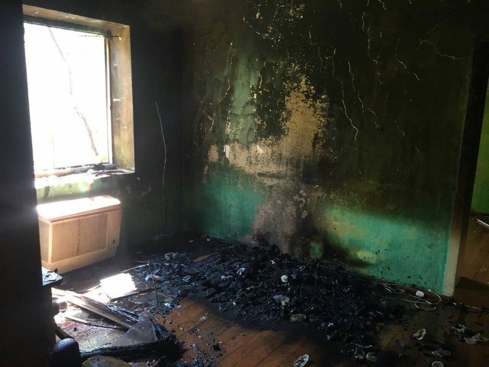 Виявили вже лише бездиханне тіло: на Виноградівщині пожежа окрім даху над головою забрала й життя господаря дому (ФОТО)