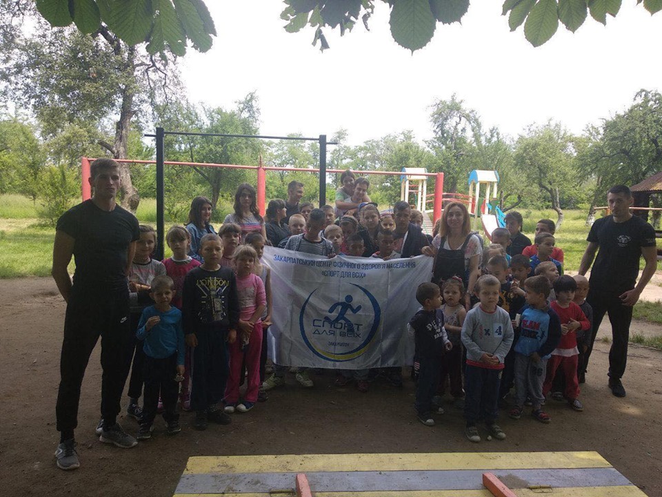 Ужгородські спортсмени відвідали дитячий будинок