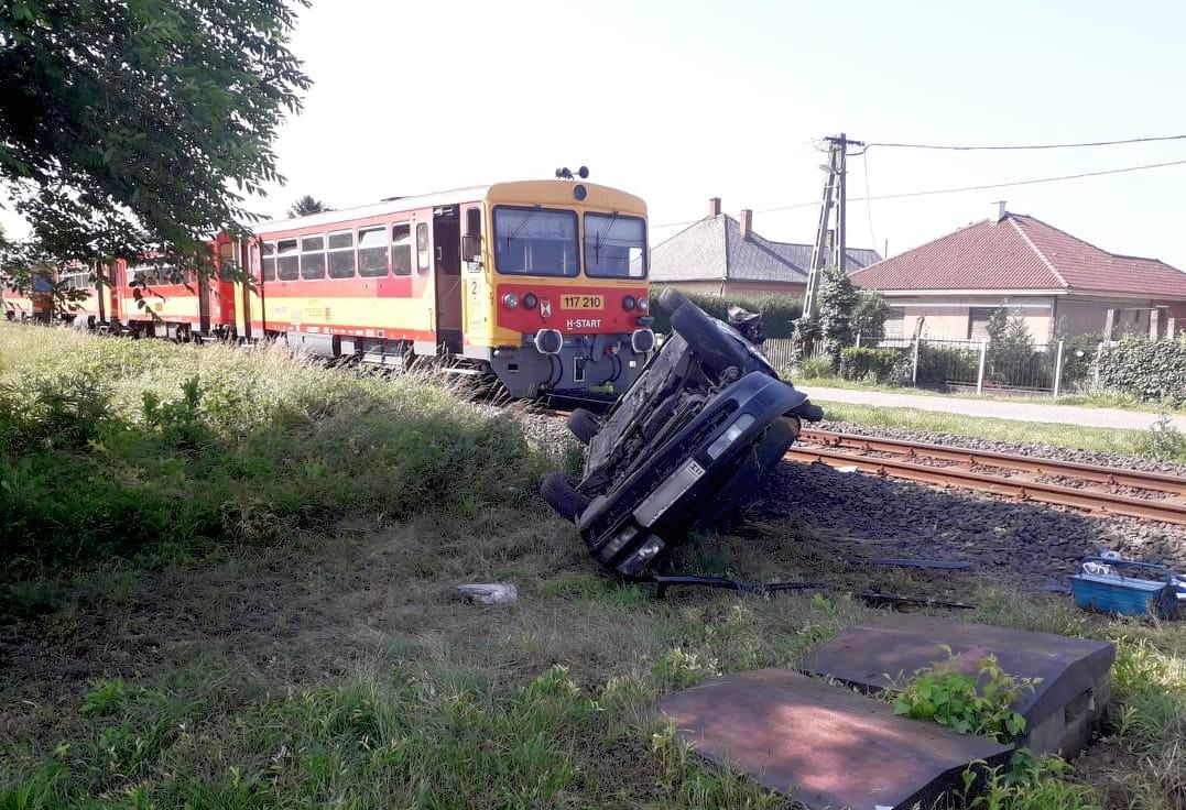 Поруч із Закарпаттям потяг зіткнувся з легковим авто