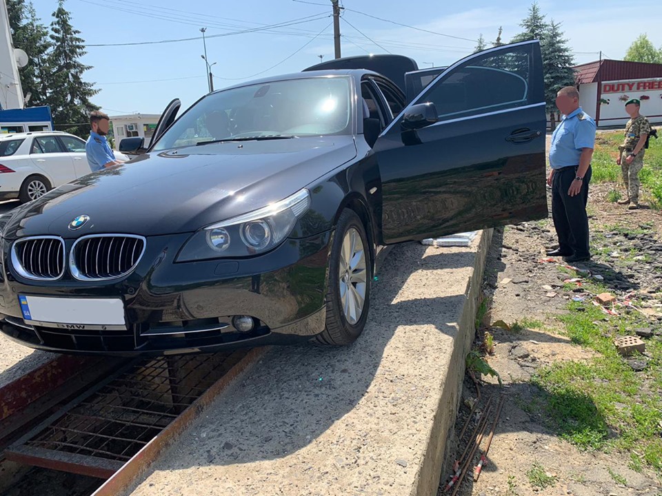 130 пачок сигарет вартістю елітного BMW:  закарпатським митникам «подарували» авто (ФОТО)