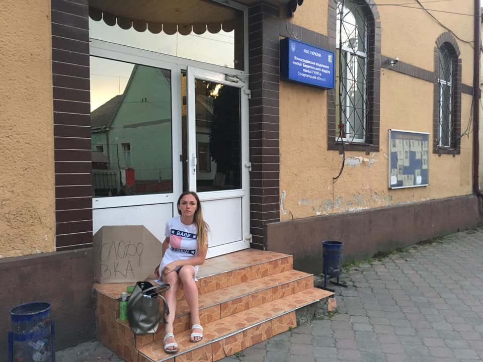 У Виноградові жінка оголосила голодування біля відділення поліції (ФОТО)