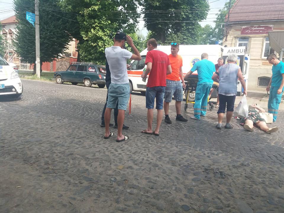 ДТП у Мукачеві: під колеса авто потрапила жінка-пішохід (ФОТО)