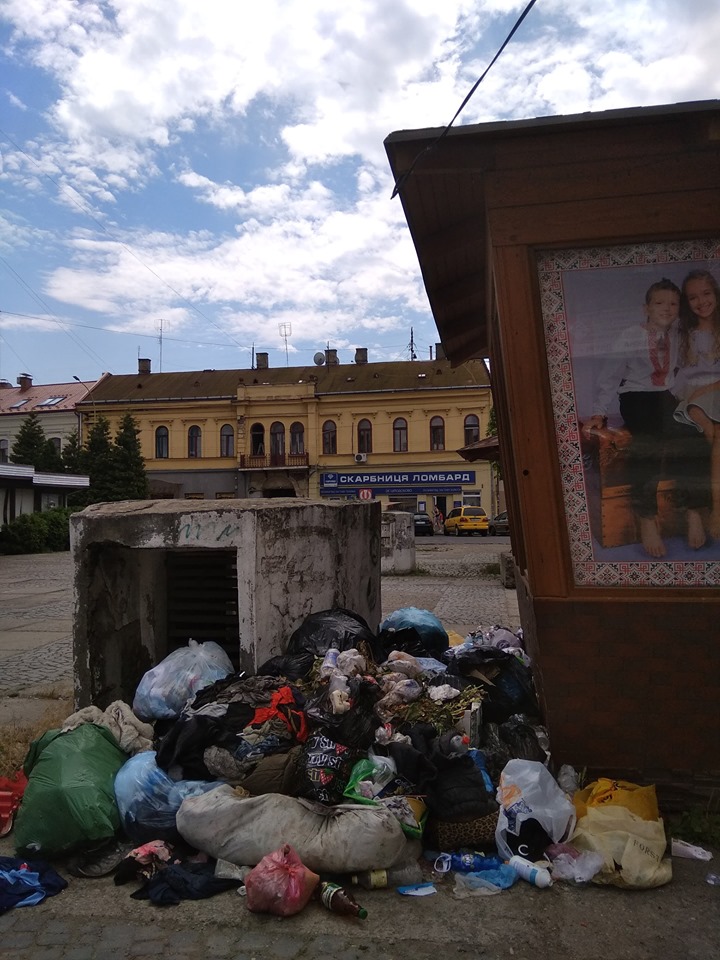 Туристична родзинка? В Ужгороді сміття викидають в центрі міста (ФОТО)