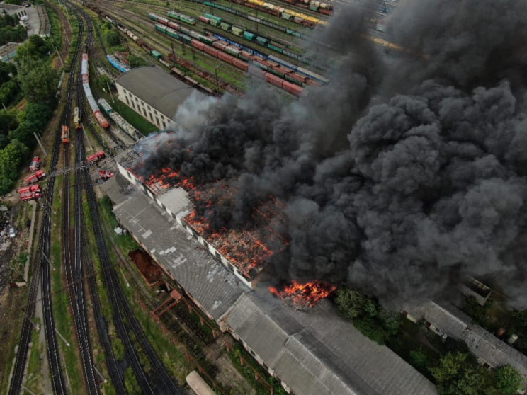 У мережі з'явилися моторошні кадри масштабної пожежі на львівському вокзалі (ВІДЕО, ФОТО)