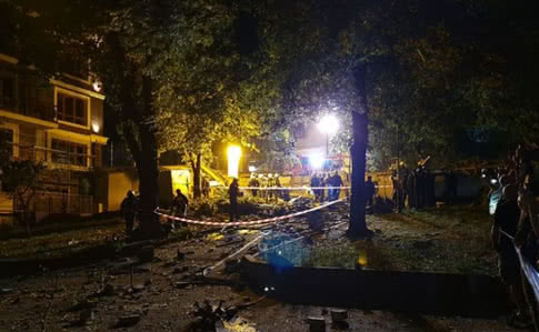 У Києві проти ночі прогримів вибух: повилітали вікна, пошкоджено газопровід, знищено гаражі (ФОТО)