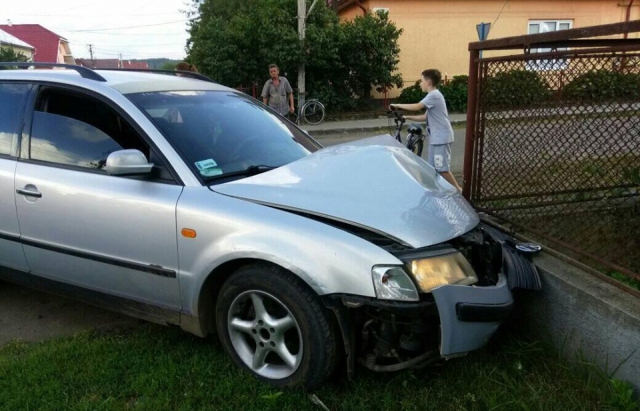 В Іршаві авто на швидкості в'їхало в огорожу (ФОТО)