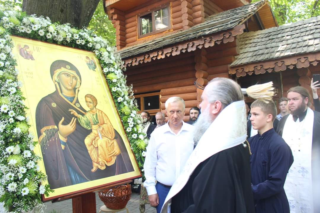 В Ужгороді Хресною ходою зустрічали ікону Богородиці "Іверську" (ФОТО)