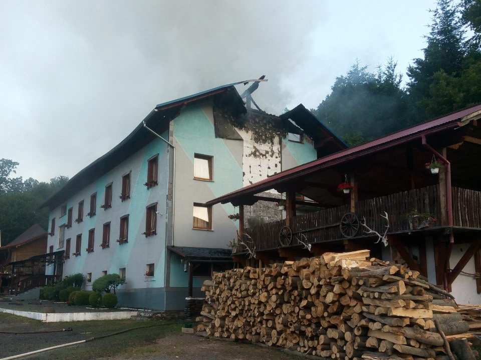 Закарпатські рятувальники повідомили подробиці пожежі в готельно-ресторанному комплексі (ФОТО)