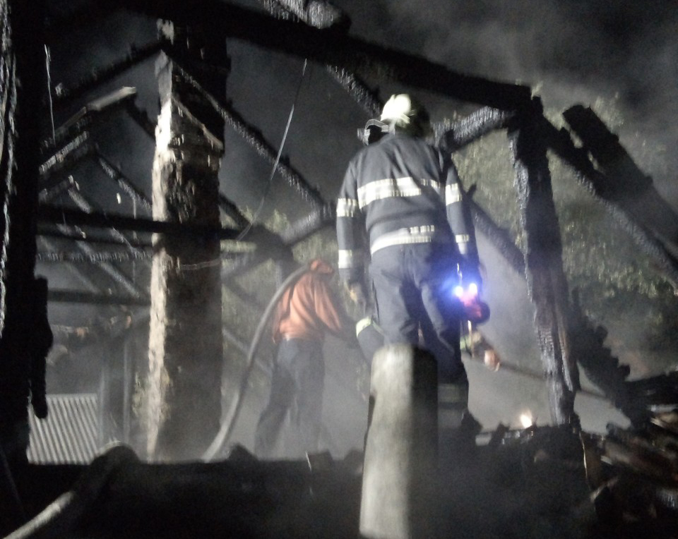 Масштабна пожежа на Міжгірщині ледь не забрала життя власника будинку (ФОТО)
