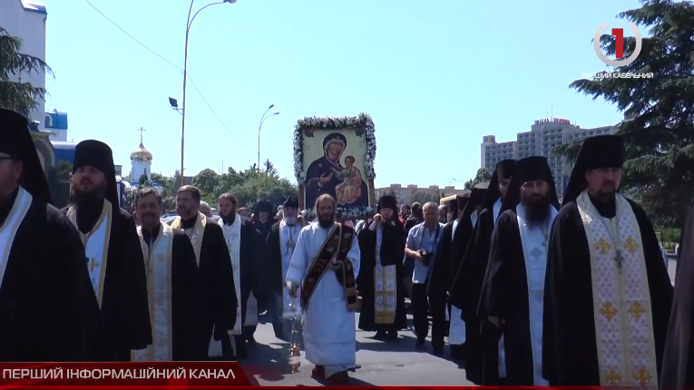 "Дорогою до дива": в Ужгороді хресною ходою зустріли ікону з гори Афон (ВІДЕО)