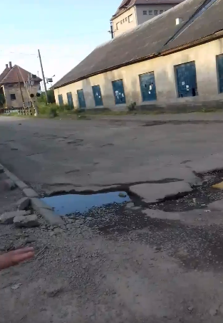 Жахливий стан доріг у Виноградові: місцеві жителі оприлюднили відеозвернення до народного депутата (ВІДЕО)