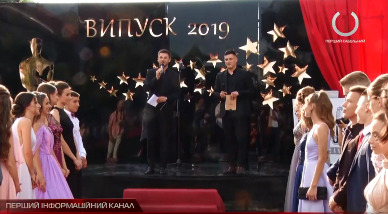 Вручення Оскару та червона доріжка: у Мукачеві відбувся "Голлівудський" випускний" (ВІДЕО)