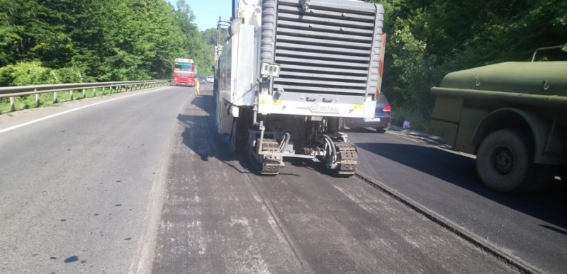 До уваги водіїв: на Закарпатті на трасі “Київ-Чоп” фрезують дорожнє покриття (ФОТО)