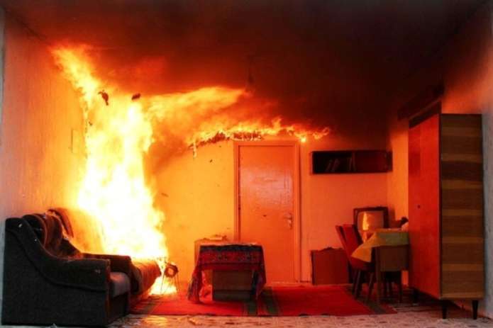 Під час пожежі в житловому будинку на Тячівщині ледь не загинув чоловік