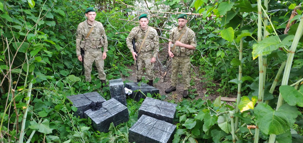 Помітили групу невідомих осіб: прикордонний наряд Мукачівського загону зупинили велику партію контрабанди (ФОТО)