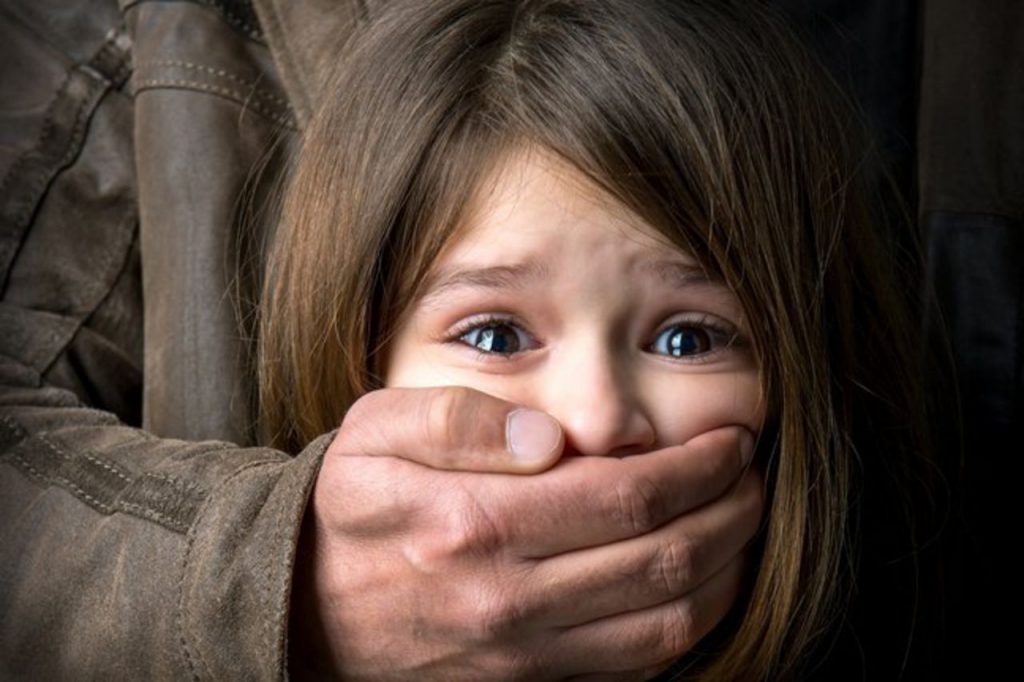 Хвиля педофілії:  чоловік зґвалтував малолітню доньку співмешканки