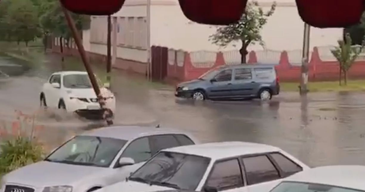 Не вистачає гондол: після зливи Мукачево перетворилося на "Венецію" (ВІДЕО)